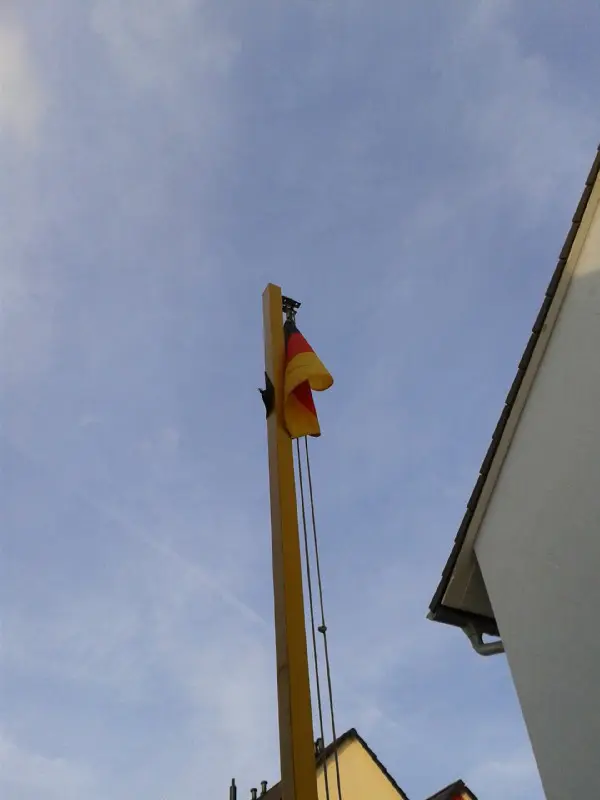 fahnenmast mit deutschlandfahne