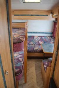 hintere Sitzgruppe und Betten wohnwagen