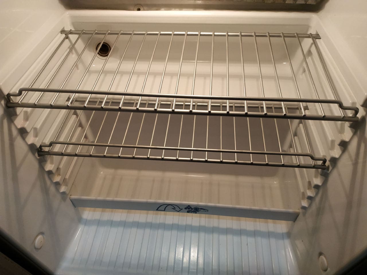 Ablage im Kühlschrank neu lackieren