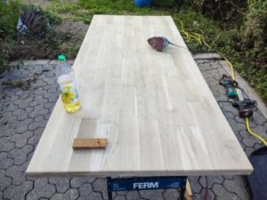 Spieletisch zurechtgesägt